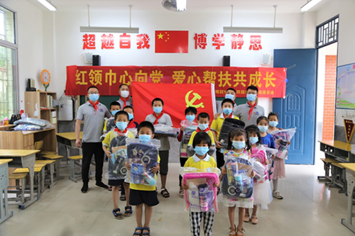 紅領(lǐng)巾心向黨，愛(ài)心幫扶共成長(zhǎng)，開(kāi)展愛(ài)心助學(xué)捐贈(zèng)活動(dòng)